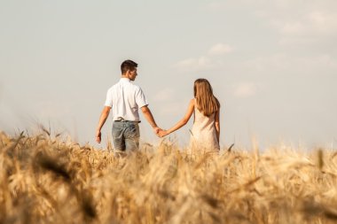 buğday alanı yürüyüş Inlove Çift