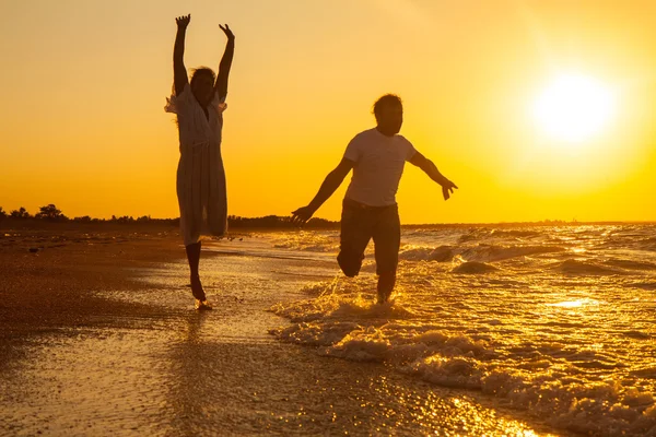 Casal feliz correndo na praia — Fotografia de Stock