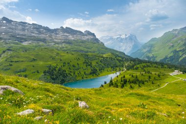 İsviçre 'deki Engstlensee Gölü' nün güzelliğini keşfedin. Berrak sular çevresindeki dağları ve yeşillikleri yansıtıyor ve sakin bir doğal manzara sergiliyor. Seyahat hedefi ve popüler patika.