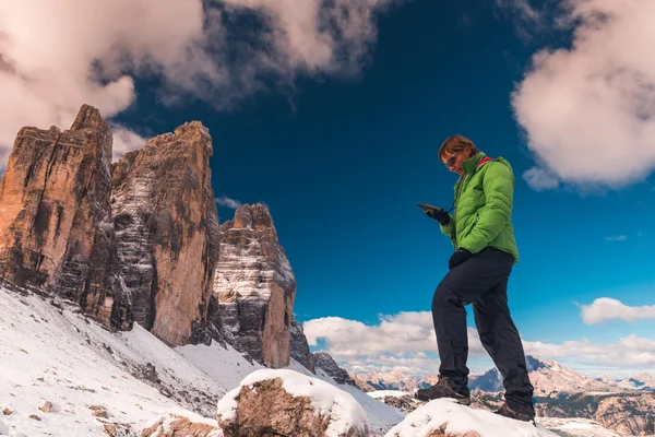 Kvinna med Gps navigator i hand Dolomiterna Alperna — Stockfoto