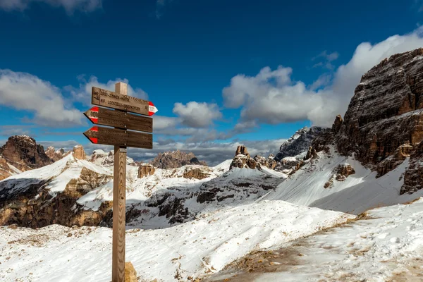 Τουριστικές διαδρομές κατευθύνσεις Dolomiti βουνά, Ιταλία — Φωτογραφία Αρχείου