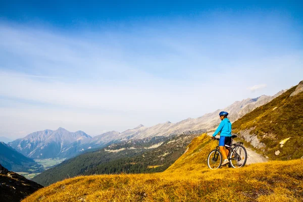 Cyclist woman in hight mountais — Stock Photo, Image