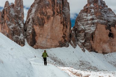 dağ izinde kadın uzun yürüyüşe çıkan kimse