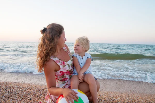 Mère et fille profiter du temps à la plage — Photo