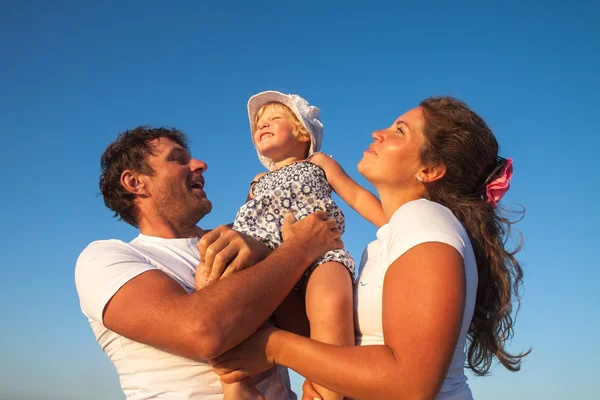 Glad ung familj med litet barn ha roligt — Stockfoto