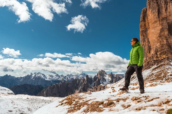 Excursionista femenina en las montañas — Foto de Stock