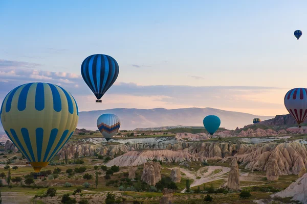 Αερόστατο θερμού αέρα που πετάει πάνω από cappadocia, γαλοπούλα — Φωτογραφία Αρχείου