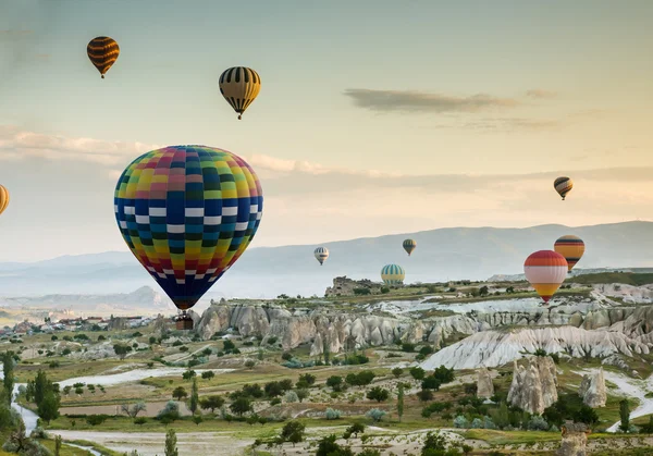 Hőlégballonok átrepülnek Cappadocia — Stock Fotó