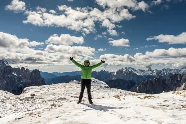 Mujer excursionista en la cima de la montaña —  Fotos de Stock