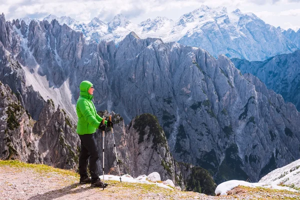 Excursionista femenina en las montañas — Foto de Stock