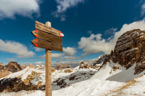 Turist vägar riktningar Dolomiti mountains, Italien — Stockfoto