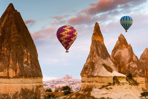 Гаряче повітря куля поїздки летить над Каппадокія — стокове фото