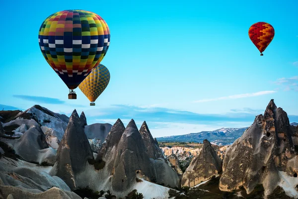 Hot air balloons fly over Cappadocia — Stock Photo, Image