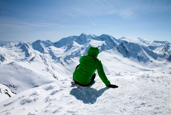 Femme sportive regardant les montagnes de neige — Photo