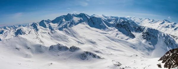 Mujer deportiva que busca montañas de nieve — Foto de Stock