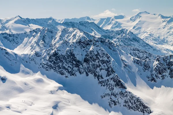Спортивна жінка дивиться на снігові гори — стокове фото