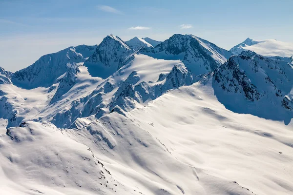 Femme sportive regardant les montagnes de neige Images De Stock Libres De Droits