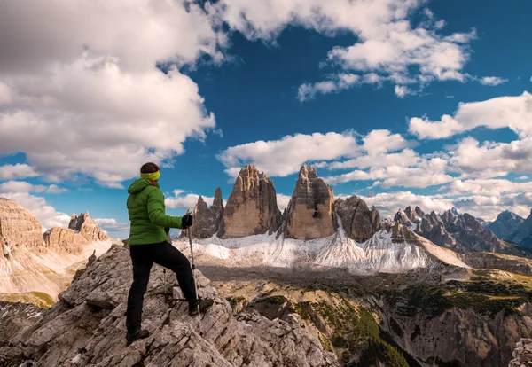 Mujer excursionista en la cima de la montaña — Foto de Stock