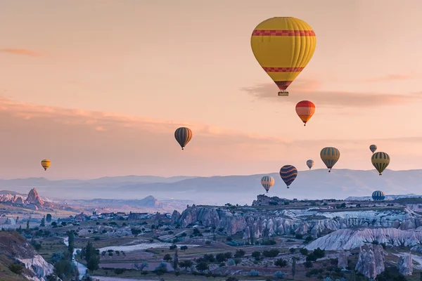 Αερόστατα θερμού αέρα που πετούν πάνω από την Καππαδοκία — Φωτογραφία Αρχείου