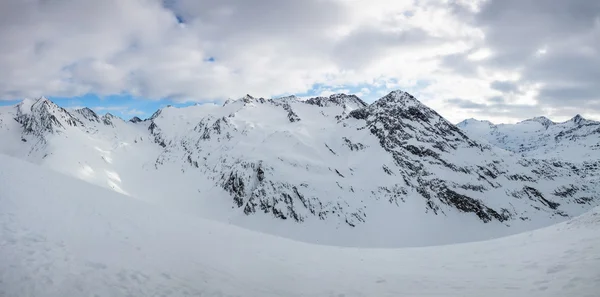 Спортивна жінка дивиться на снігові гори — стокове фото