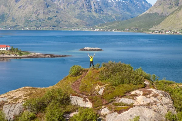 Homme sportif au sommet de la colline — Photo