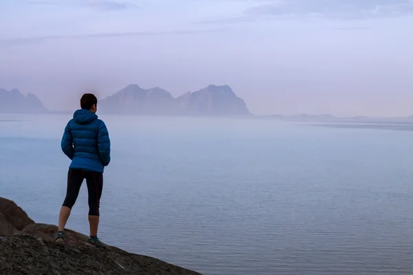 Turista mujer en la cima de la roca —  Fotos de Stock