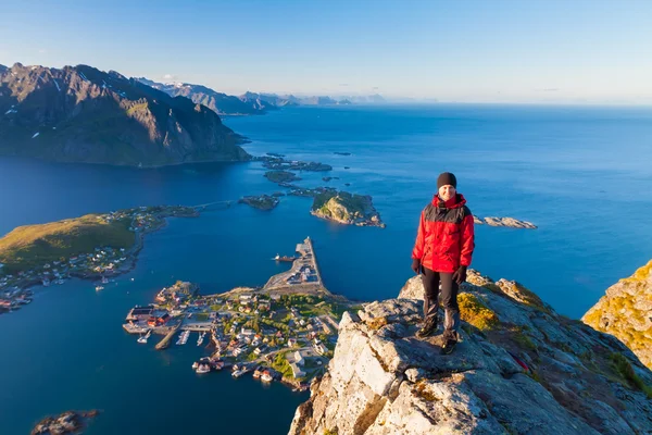 Sportiga kvinnor på toppen av berg över oceanen — Stockfoto