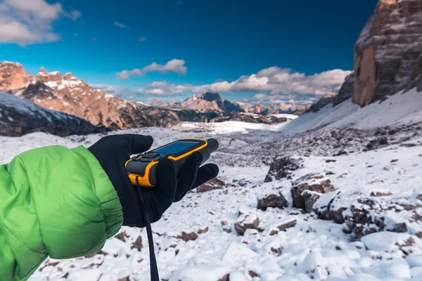 GPS-navigator i hand Dolomiterna Alperna — Stockfoto
