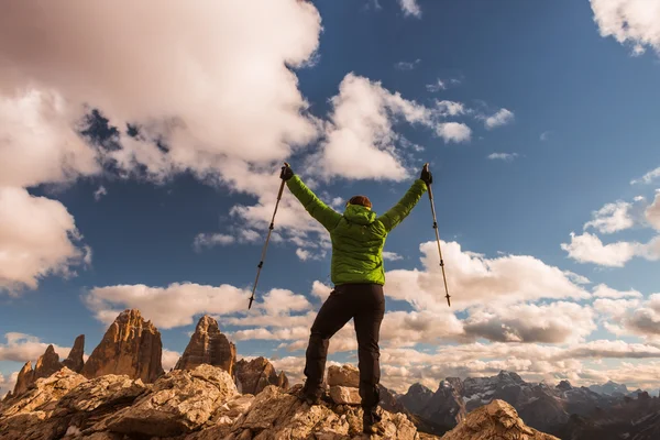 Mujer excursionista en la cima de la montaña — Foto de Stock