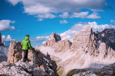 Dağın tepesinden manzarayı uzun yürüyüşe çıkan kimse