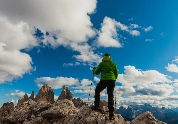 Mujer excursionista en la cima de la montaña — Foto de Stock