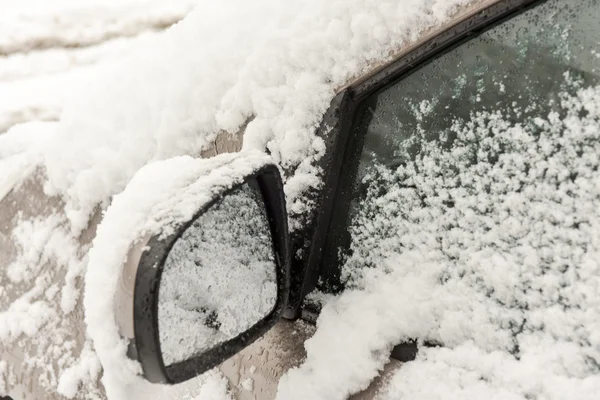 Voitures couvertes de neige blanche fraîche — Photo