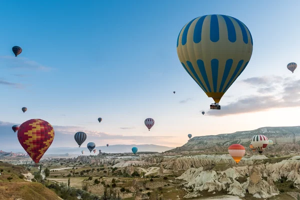 Над Каппадокией летают воздушные шары — стоковое фото