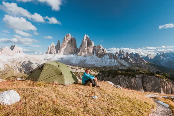 Desportista em altas montanhas camping — Fotografia de Stock