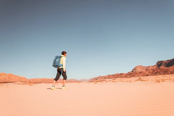 在沙漠中的女人徒步旅行者背包欣赏 — 图库照片