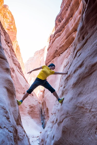 Kvinnan klättring i canyon, Sinai, Egypten — Stockfoto