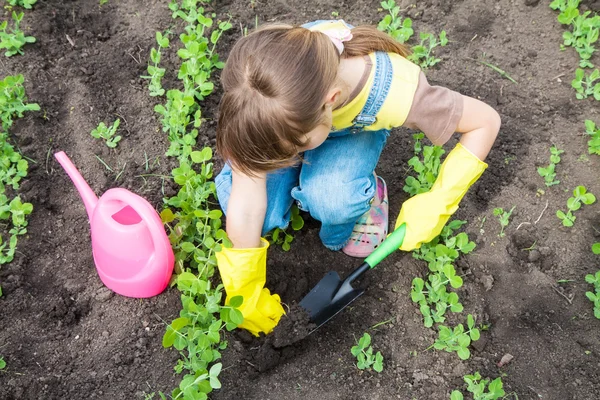 Klein meisje in de tuin — Stockfoto