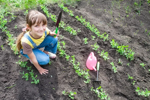 Klein meisje in de tuin — Stockfoto