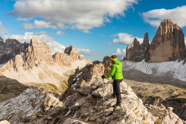 Alp Dağları önünde uzun yürüyüşe çıkan kimse