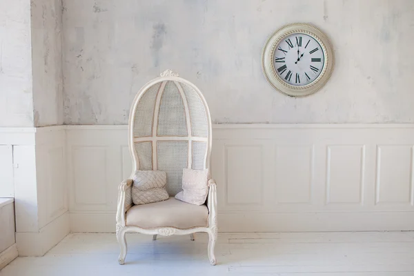 Le fauteuil et les montres dans le gros plan intérieur classique — Photo