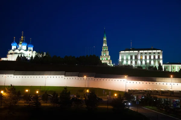 A Kazan Kremlin éjszakai kilátás. Ferde Suyumbike Tower. Tatár Köztársaság. Oroszország. — Stock Fotó