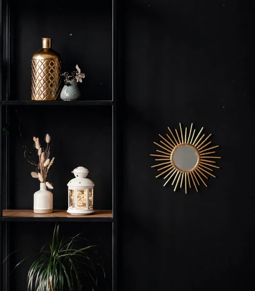 Estante Minimalista Con Decoraciones Doradas Sobre Fondo Pared Negro Hay —  Fotos de Stock