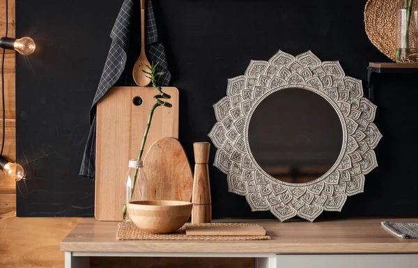 Una Encimera Cocina Madera Con Elementos Decorativos Tabla Cortar Molino —  Fotos de Stock