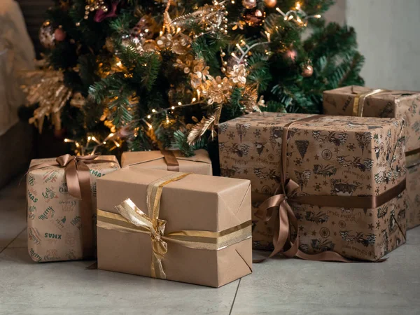Ztratit Dárky Pod Vánoční Stromeček Krabicích Řemesel Rodinný Svátek Nový — Stock fotografie