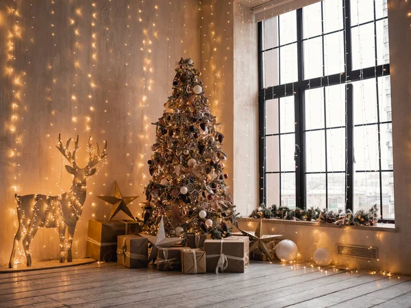 Weihnachtsmorgen Interieur Mit Weihnachtsbaum Geschmückten Hirschen Und Großen Fenstern Beige — Stockfoto