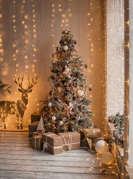 Weihnachtsmorgen Interieur Mit Weihnachtsbaum Geschmückten Hirschen Und Großen Fenstern Beige — Stockfoto