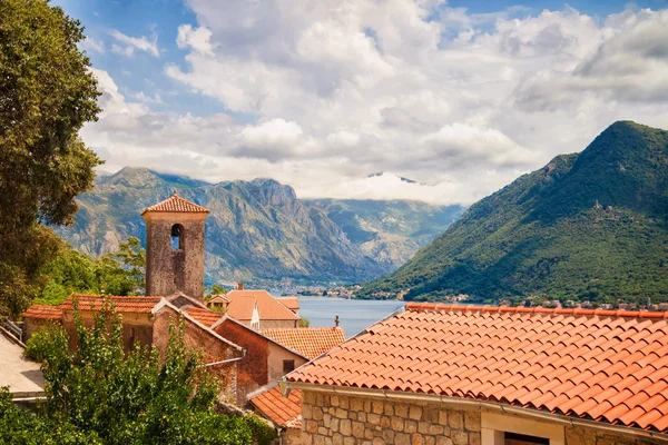 Roofs of houses in the town of Perast in Montenegro. — Stock Photo, Image