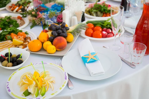 地中海スタイルのお祝いテーブル設定. — ストック写真