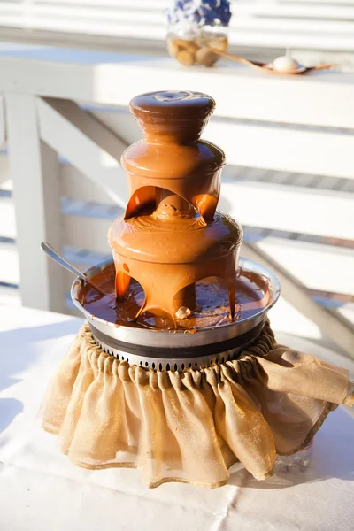 El postre de fiesta - la fuente de chocolate. Chocolate Fondue . —  Fotos de Stock