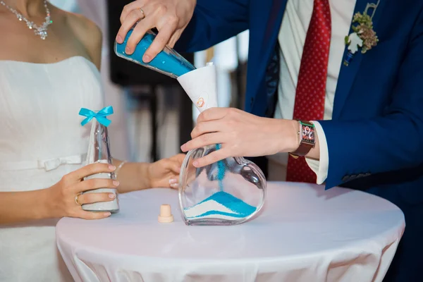 Wedding ceremony with sand. — Stock Photo, Image